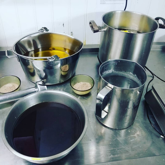 Les huiles et la soude sur le plan de travail pour la fabrication du savon